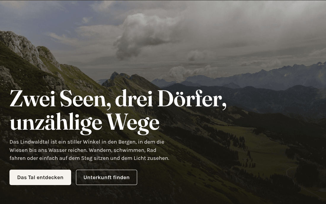 Ein Element Bühne: eine große weiße Überschrift und eine kurze Einleitung über einem dunklen Bergfoto, mit zwei Schaltflächen