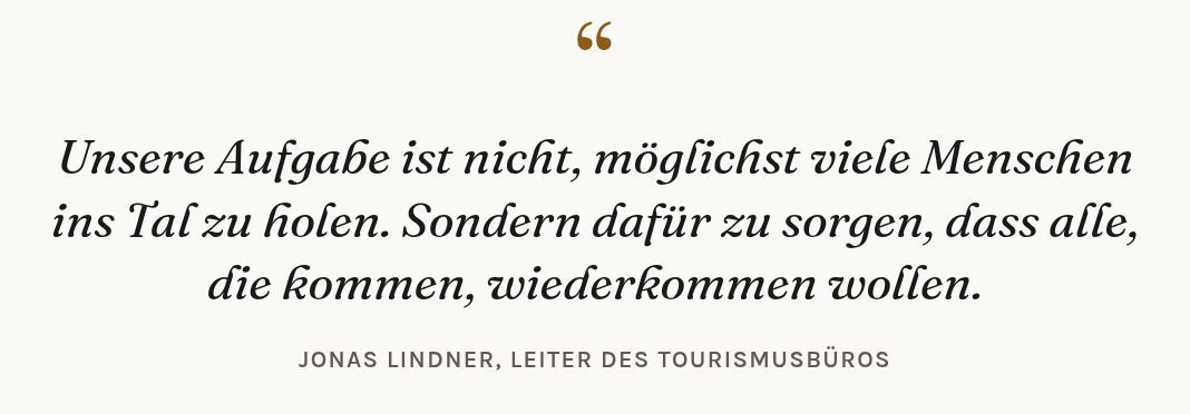 Ein Element Zitat: ein Zitat in großer kursiver Schrift mit dem Namen der Person darunter